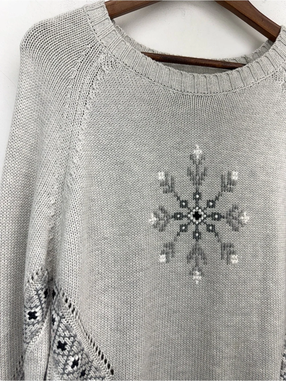 Orvis size Large Women’s Gray Embroidered Snowflake Knit Pullover Sweater